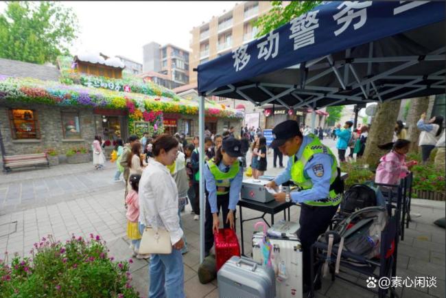 警务室门口摆满行李 主打一个信任 温暖假期尾声