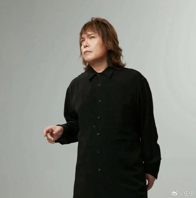 伍佰被曝街头拄拐行走 妻子：痛风 步履艰难引关注