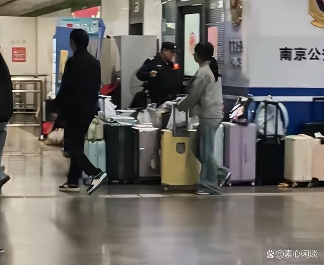 警务室门口摆满行李 主打一个信任 温暖假期尾声