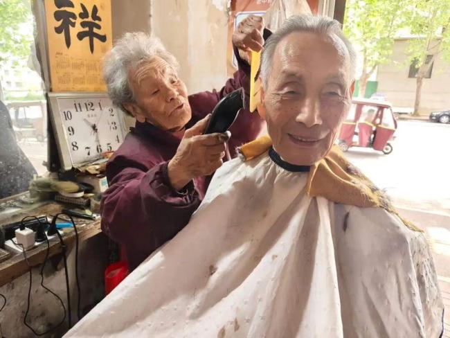 九旬奶奶开2元理发店 26年不涨价 坚守初心温暖人心