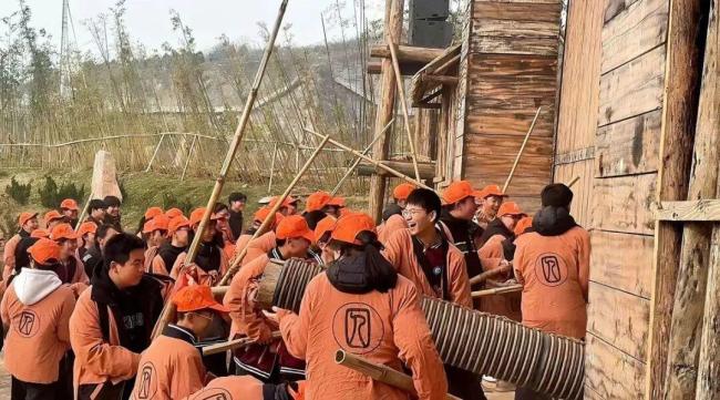 景区“石块”满天飞？系沉浸式情景剧 泡沫道具营造热闹场面