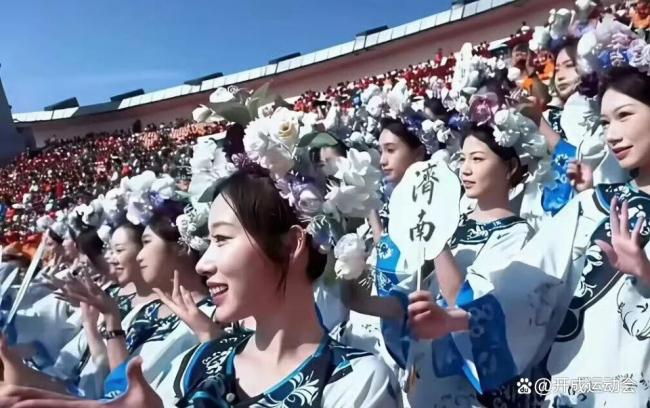 “苏超”镇江主场晒辛弃疾巨幅画像 致敬词人激发爱国情怀