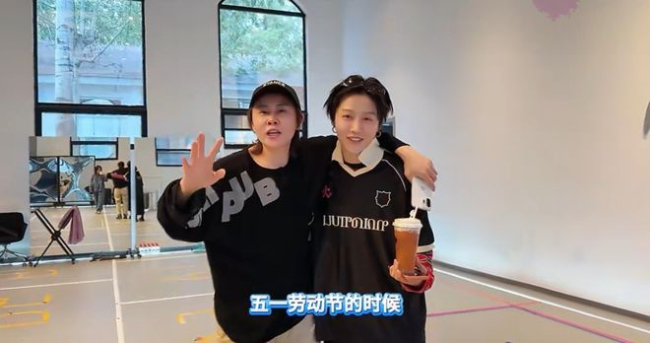 刘雨昕看完王濛练习后belike