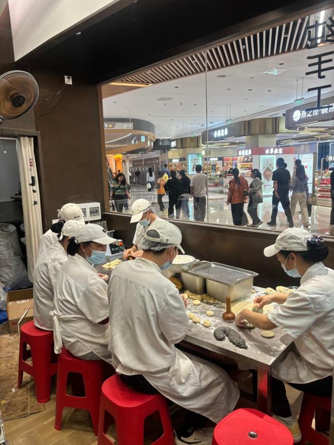 五一假期第四天仍然“人挤人”：多地接待游客同比两位数增长，商圈人气爆棚