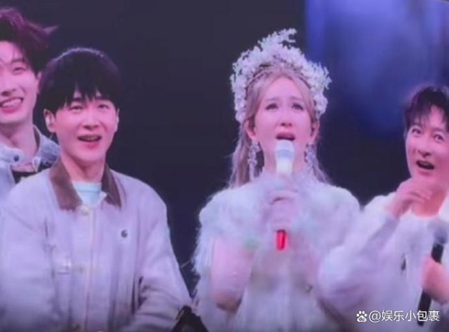 何炅惊喜现身谢娜演唱会 全场泪目时刻