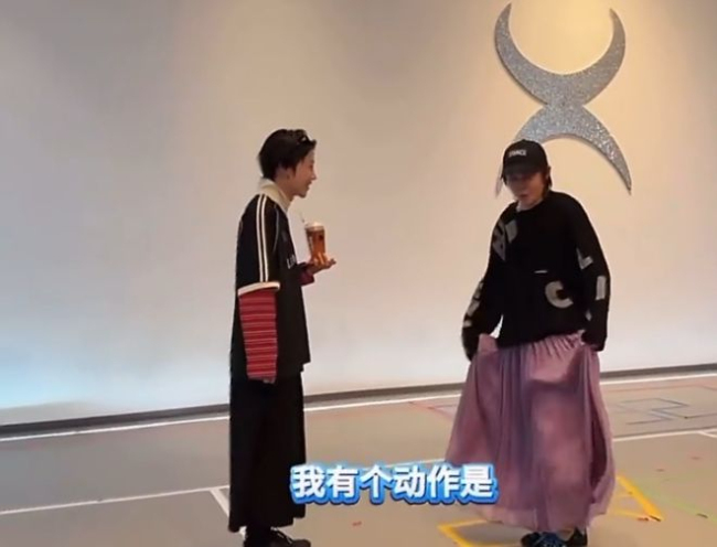 刘雨昕看完王濛练习后belike 挑战《惊鸿一面》