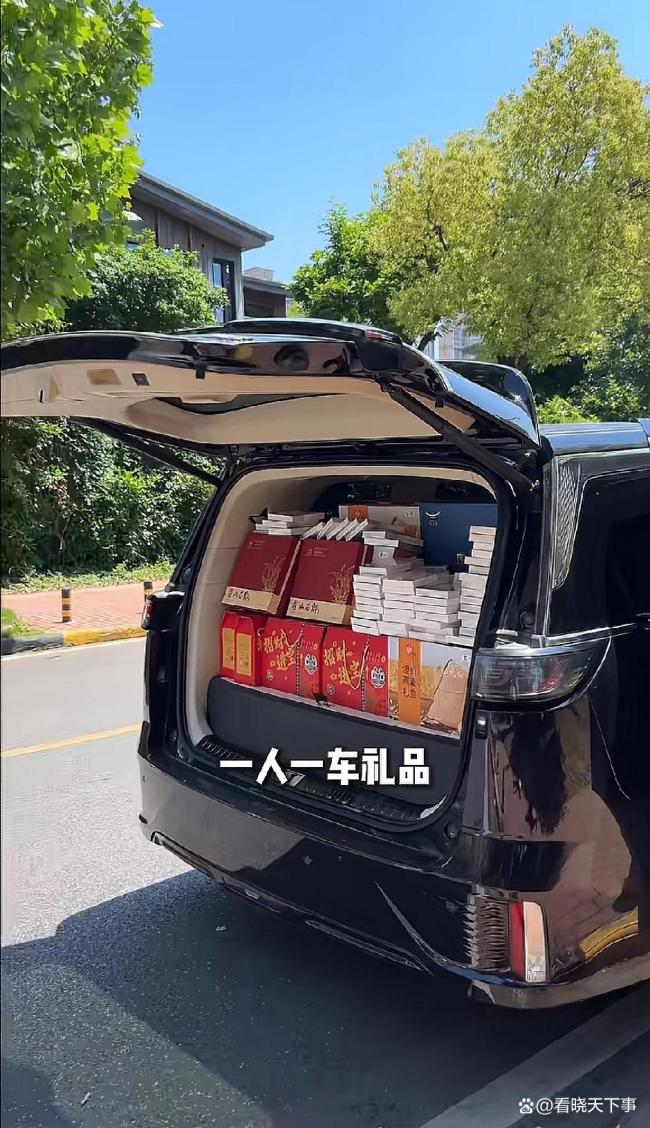 男孩厕所捡到15万劳力士绿水鬼 诚信母子获失主重谢