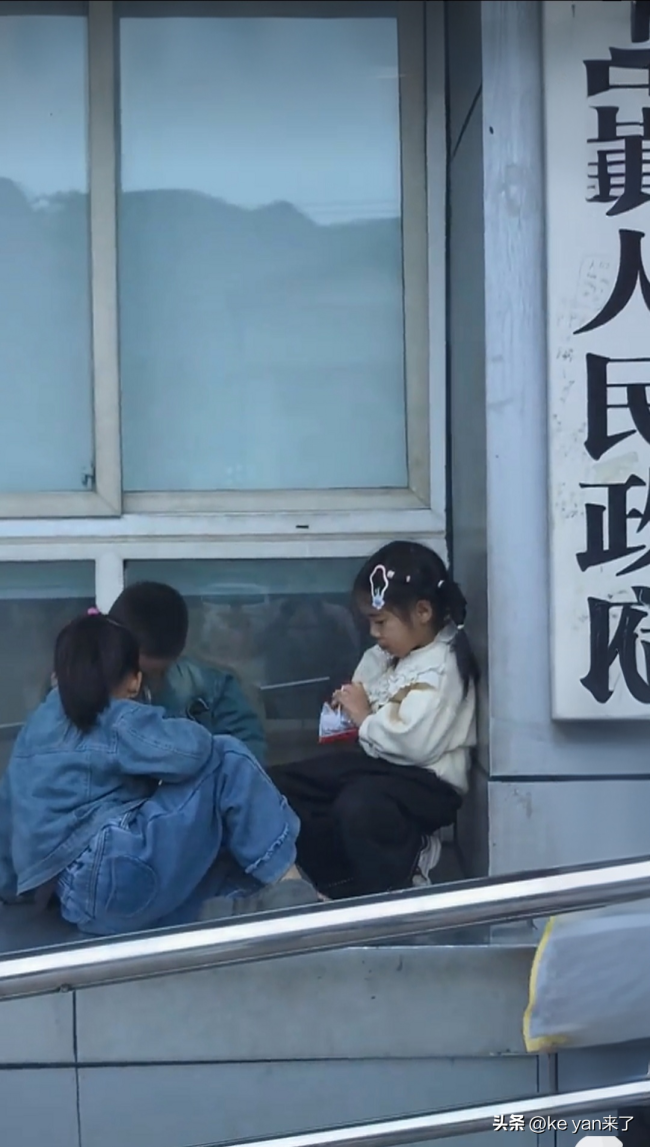 小朋友在镇政府牌匾上涂鸦 天真烂漫被珍藏