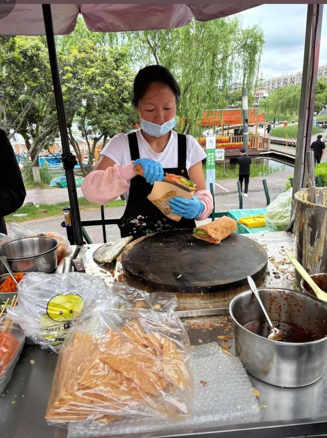 “挡住”长沙煎饼阿姨摊位的男子发声 真相反转引热议
