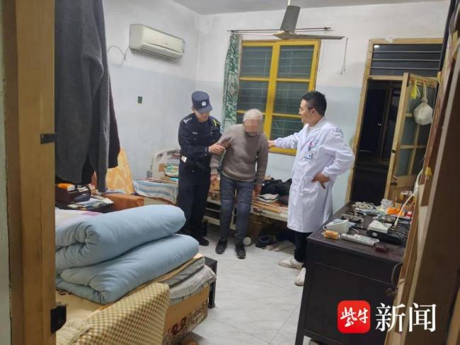 民警破门救助摔倒独居老人 跨国求助引发紧急救援