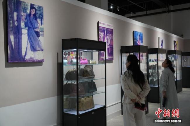 邓丽君生前旧物在郑州展出 歌迷重温巨星风采