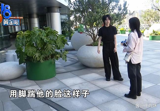 姑娘称火锅店里起纠纷后被打断两颗门牙 无妄之灾引发热议