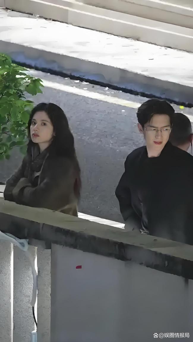 李现给张婧仪拍照
