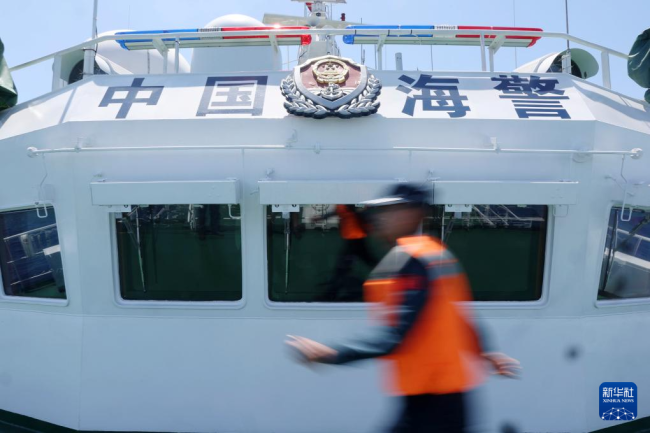 海警川山舰位黄岩岛海域展开综合执法训练
