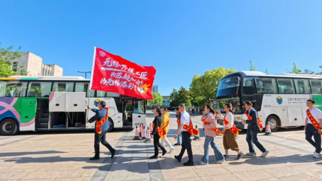 泰州籍劳模现身无锡为两个队助威 致敬劳动者精神