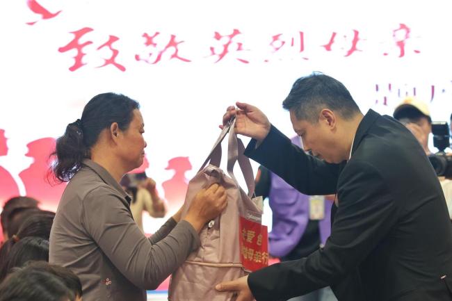 三位烈士母亲在北京相聚 致敬英烈家国大爱