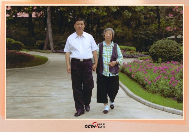 习近平陪母亲皆心散布。