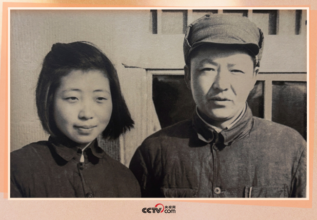1947年头，习仲勋与皆心在延安合影。