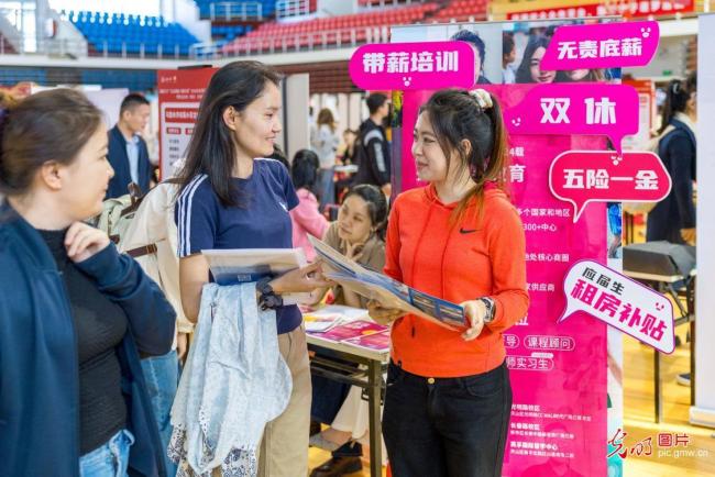 “百日行动”进校园 精准服务促就业