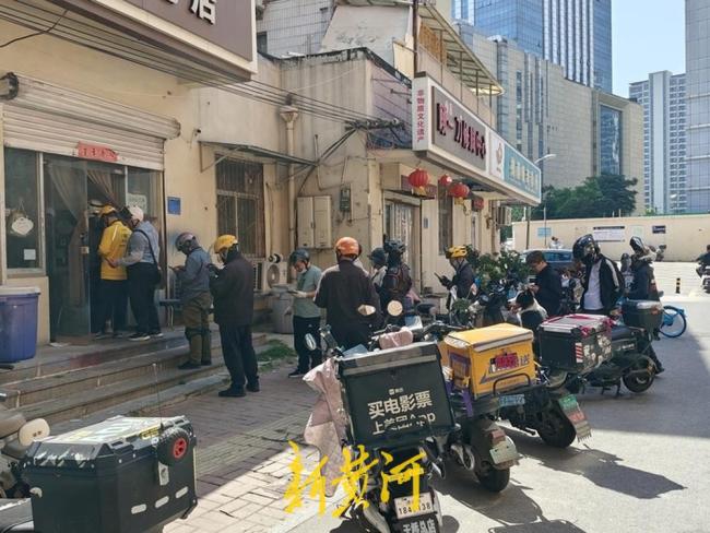 母亲节相关礼品店“爆单” 鲜花蛋糕首饰热销
