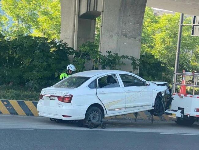 杭州轿车撞上护栏后坠入河中 网约车事故一人受伤