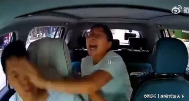 女子街头狂扇网约车司机 冲破激励热议