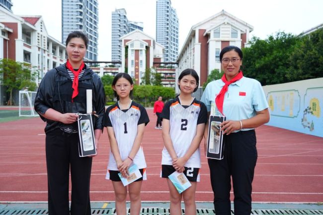 奥运冠军徐云丽走进校园：化身徐指导授课 传递女排精神点亮少年梦想 体育正能量温暖交流