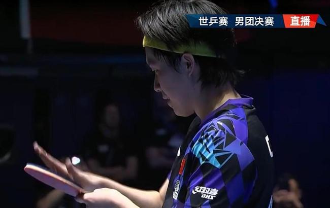 国乒男团展示五星红旗 12连冠荣耀时刻