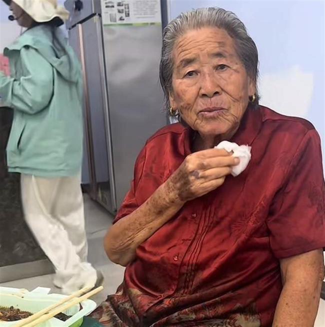 81岁沂蒙“头巾奶奶”王荣均去世 歌声永存沂蒙山