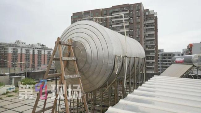 深圳巨型水箱从14楼坠落无人伤亡 深夜巨响惊醒居民