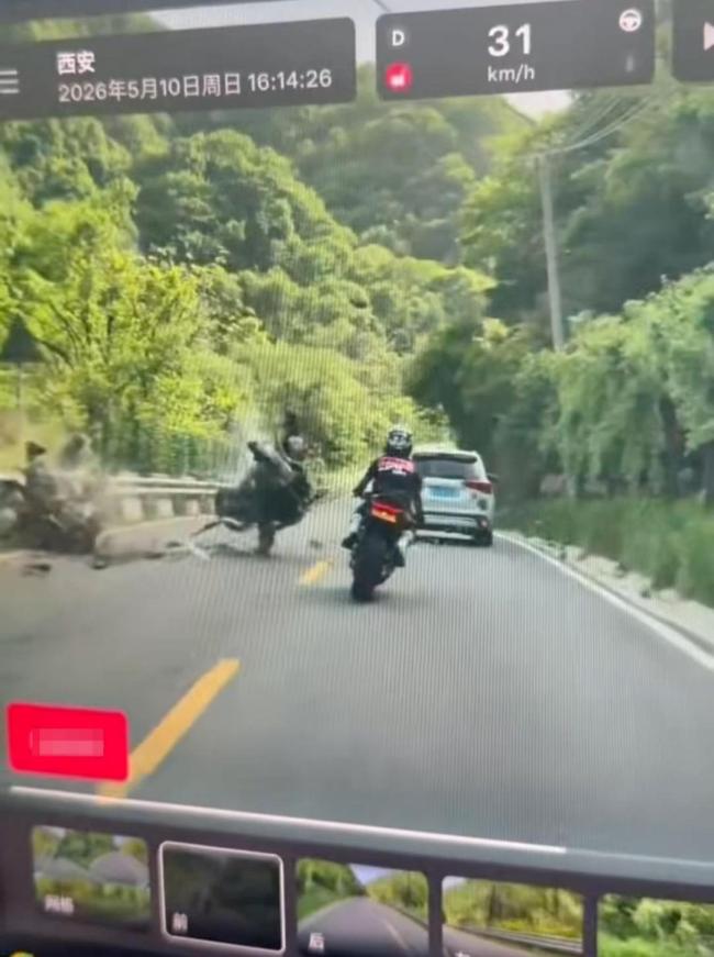 仿赛摩托车逆行与踏板摩托车相撞