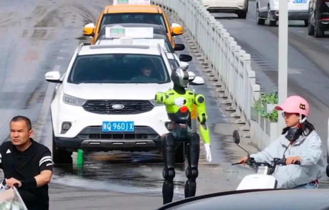 乌鲁木齐首个交警机器人来了