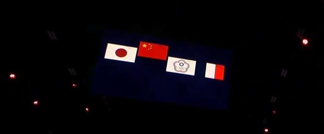 王楚钦用奖牌轻蹭林诗栋脸颊 世乒赛夺冠庆生