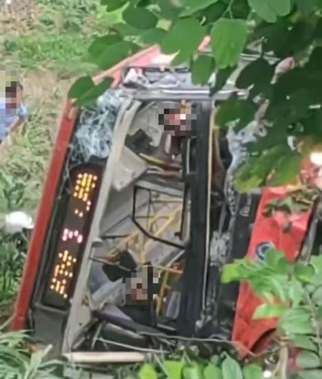 广西梧州一巴士与小车碰擦后坠落桥底 救援正在进行中