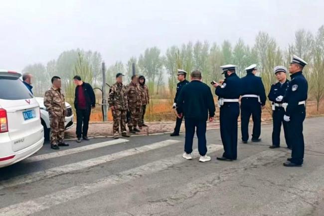 临近检查点有乘客下车避检，拦截！三辆超员送工车接连被查获