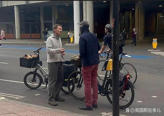卷福伦敦街头因闯红灯和人吵架 罕见明星冲突现场
