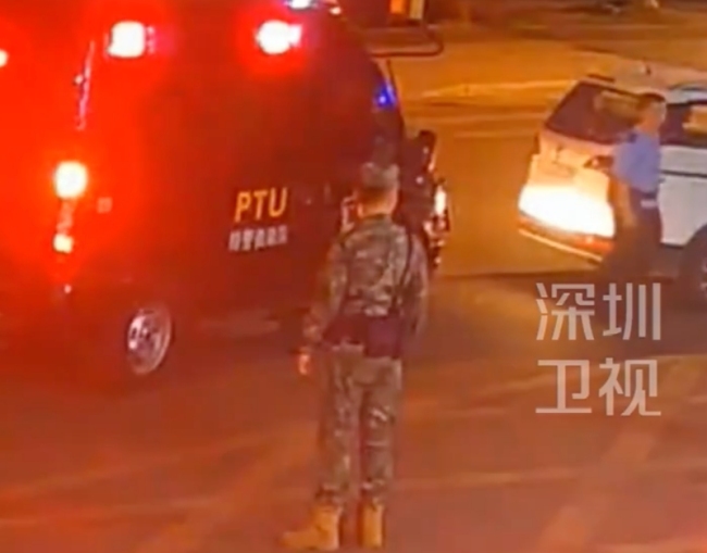 男子称遭到追打武警控制局面 全网热议监控视频