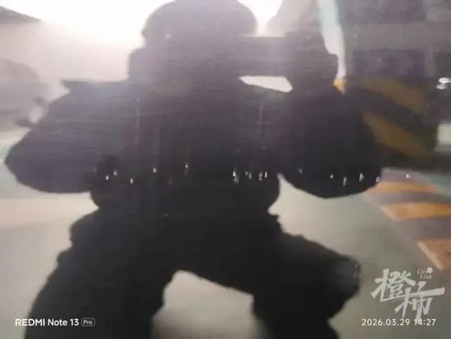 车主怀疑车被宝马碰撞车位装立柱 邻里纠纷升级