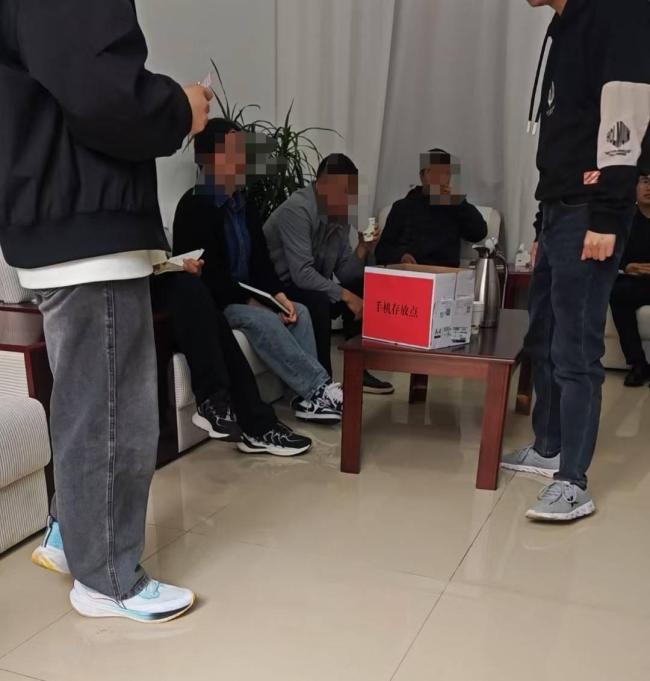 自带挖掘机修路坠崖身亡