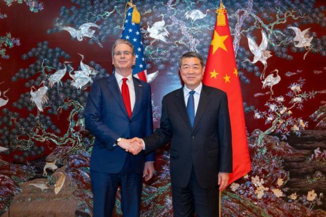 中美经贸磋商 何立峰同美财长握手