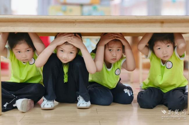 防震减灾小课堂开课 幼儿学习避险技巧