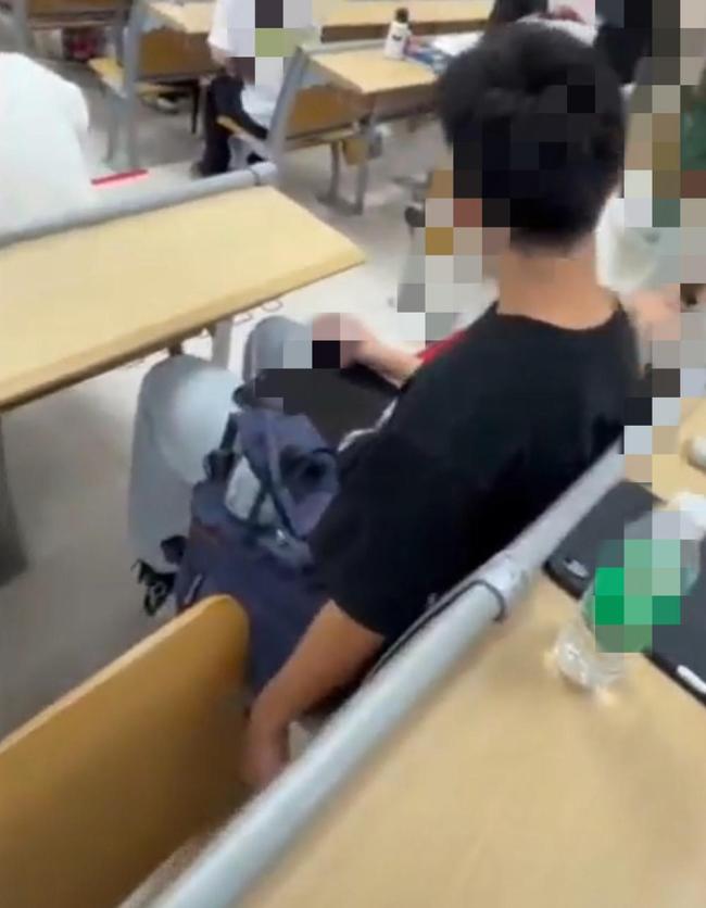 华南理工一男生偷拍裙底被留校察看 事件引发热议