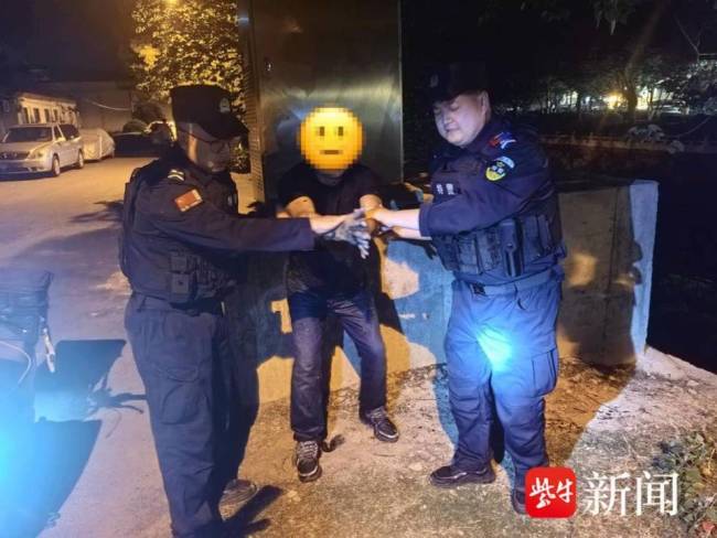 特警跳河救起两名落水群众