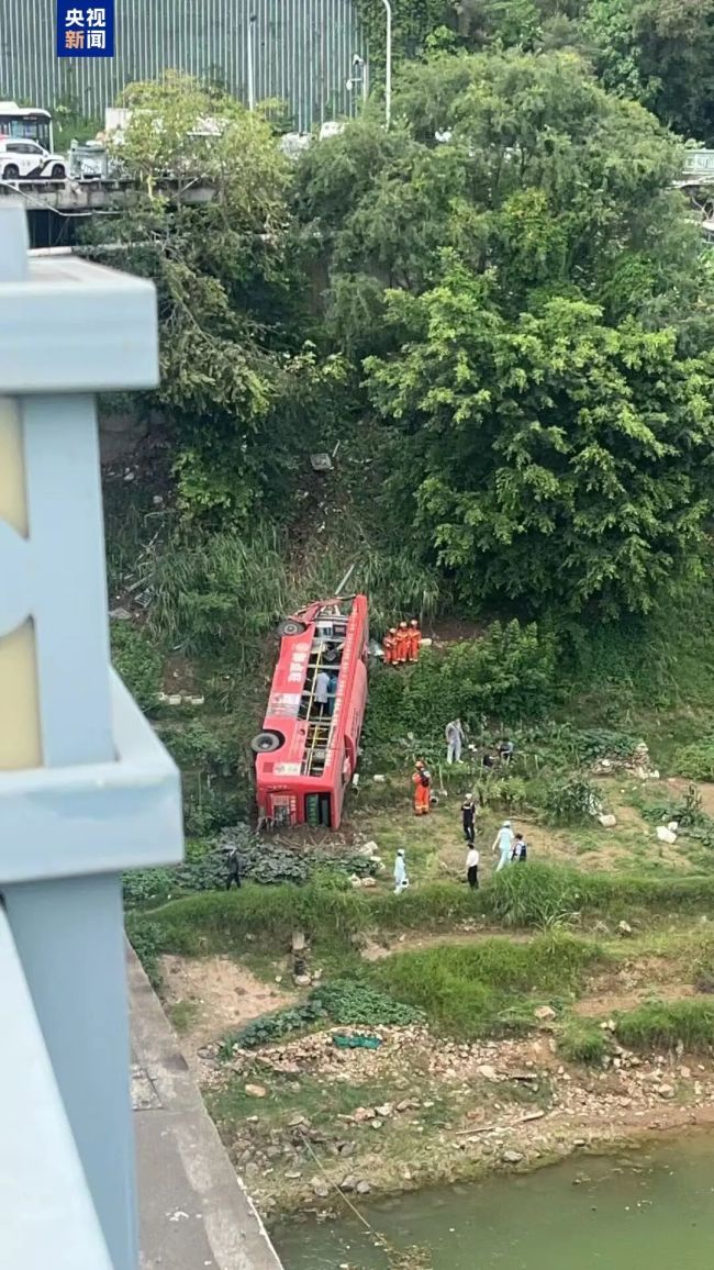 警方再通报：3死5伤！公交车与小车碰撞后坠翻落在桥底 事故调查进行中