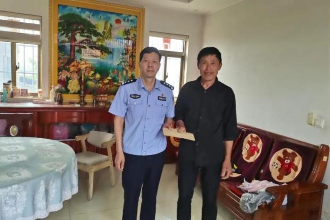大哥跳河勇救落水邻居获赠锦旗