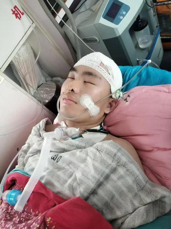 16岁少年无证驾驶撞倒23岁研究生 两个家庭的悲剧