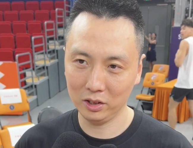 卢伟：大家要适应外籍裁判的吹罚