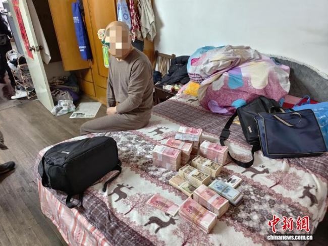 警方侦破组织400余名老年人换汇倒卖案