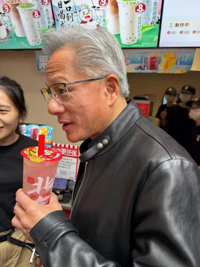 黄仁勋喝蜜雪冰城竖大拇指 胡同偶遇引发热议