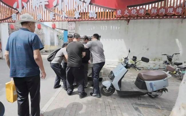 72岁大爷喜提人生第一个奖杯 反诈好市民荣誉加身